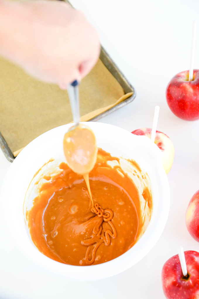 Pumpkin Spice Caramel Apples || www.theproperblog.com