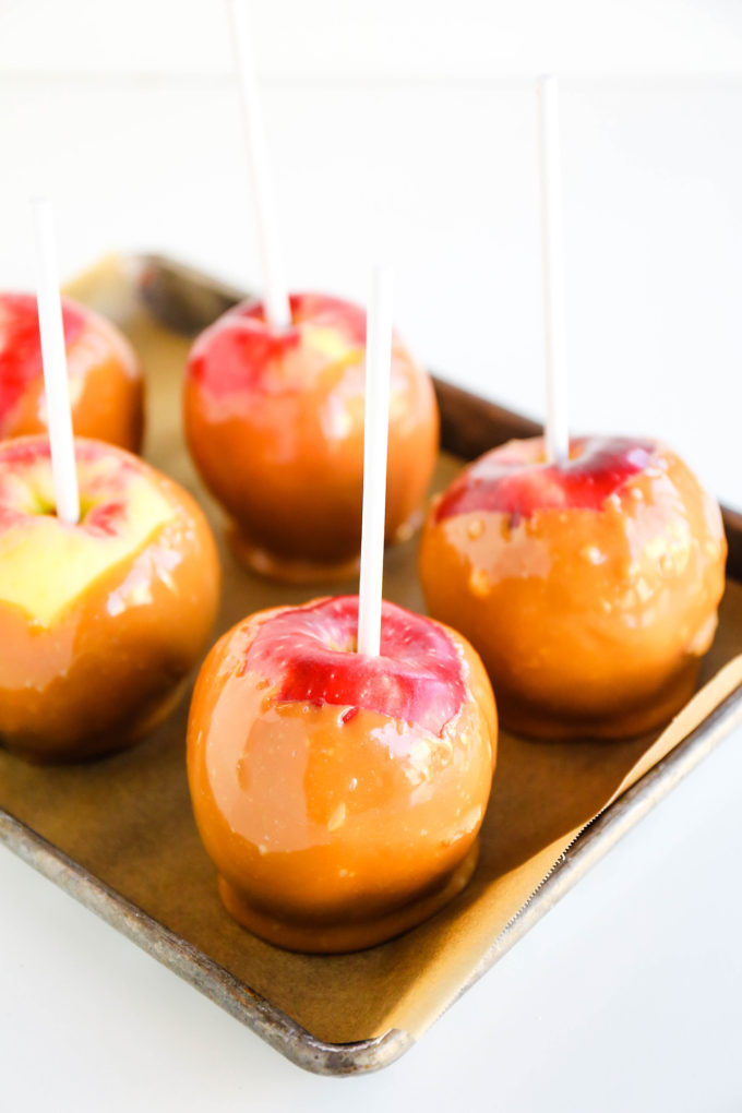 Pumpkin Spice Caramel Apples || www.theproperblog.com