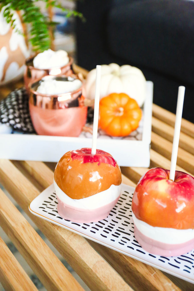 Pumpkin Spice Caramel Apples || www.theproperblog.com