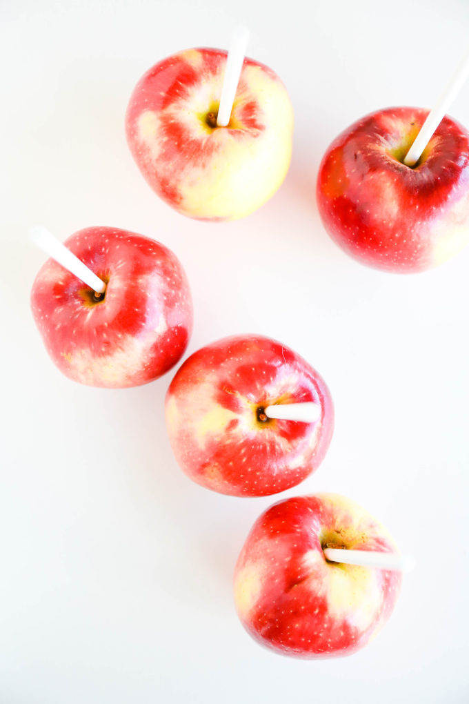 Pumpkin Spice Caramel Apples || www.theproperblog.com