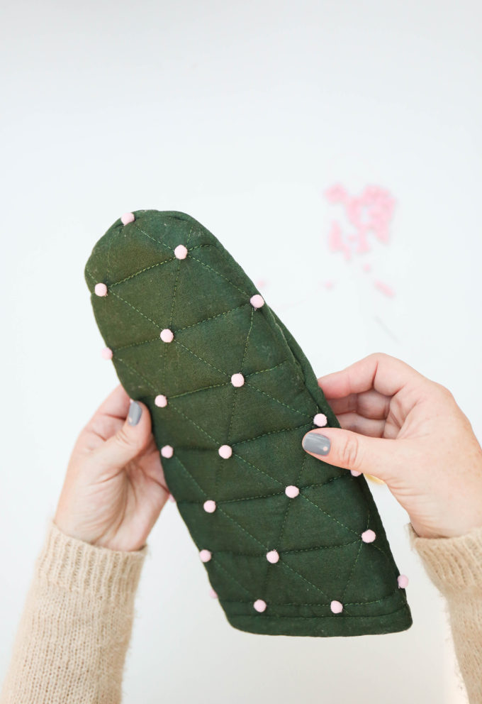 diy pom pom oven mitts