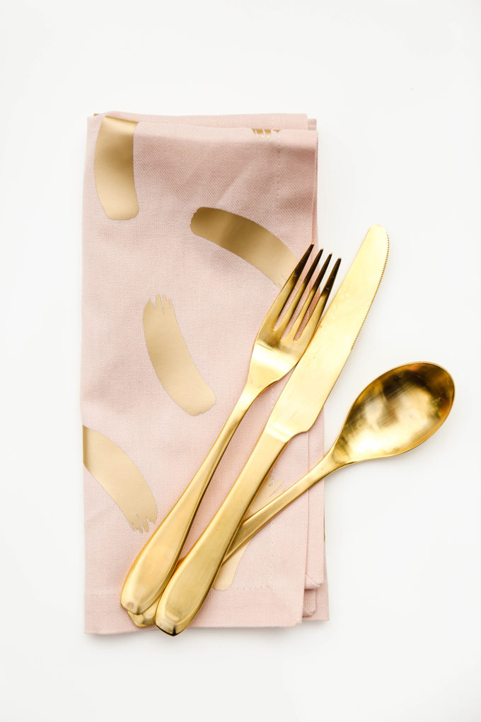 MakeIt \\ DIY Abstract Napkins with Simple Iron-On Patterns 