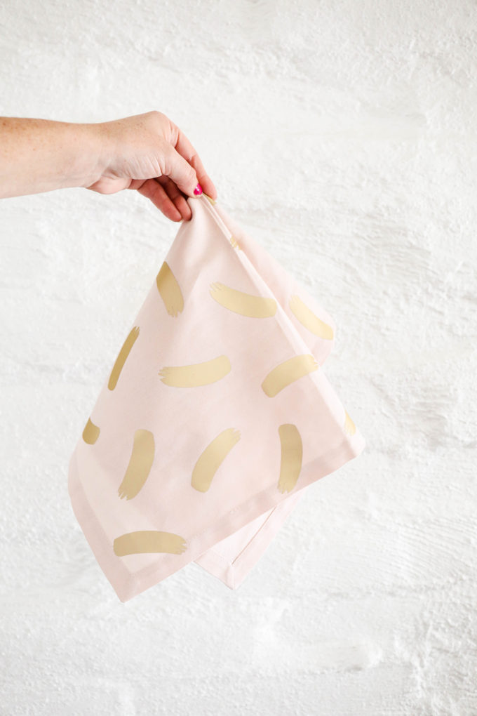 MakeIt \\ DIY Abstract Napkins with Simple Iron-On Patterns 