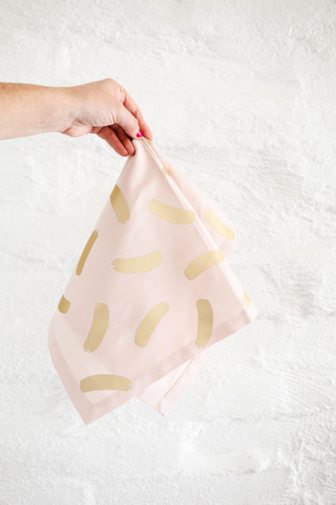 MakeIt \ DIY Abstract Napkins with Simple Iron-On Patterns