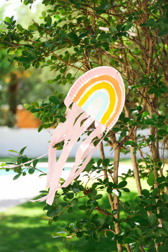 Kid Crafts \\ DIY Paper Plate Rainbow String Puppet